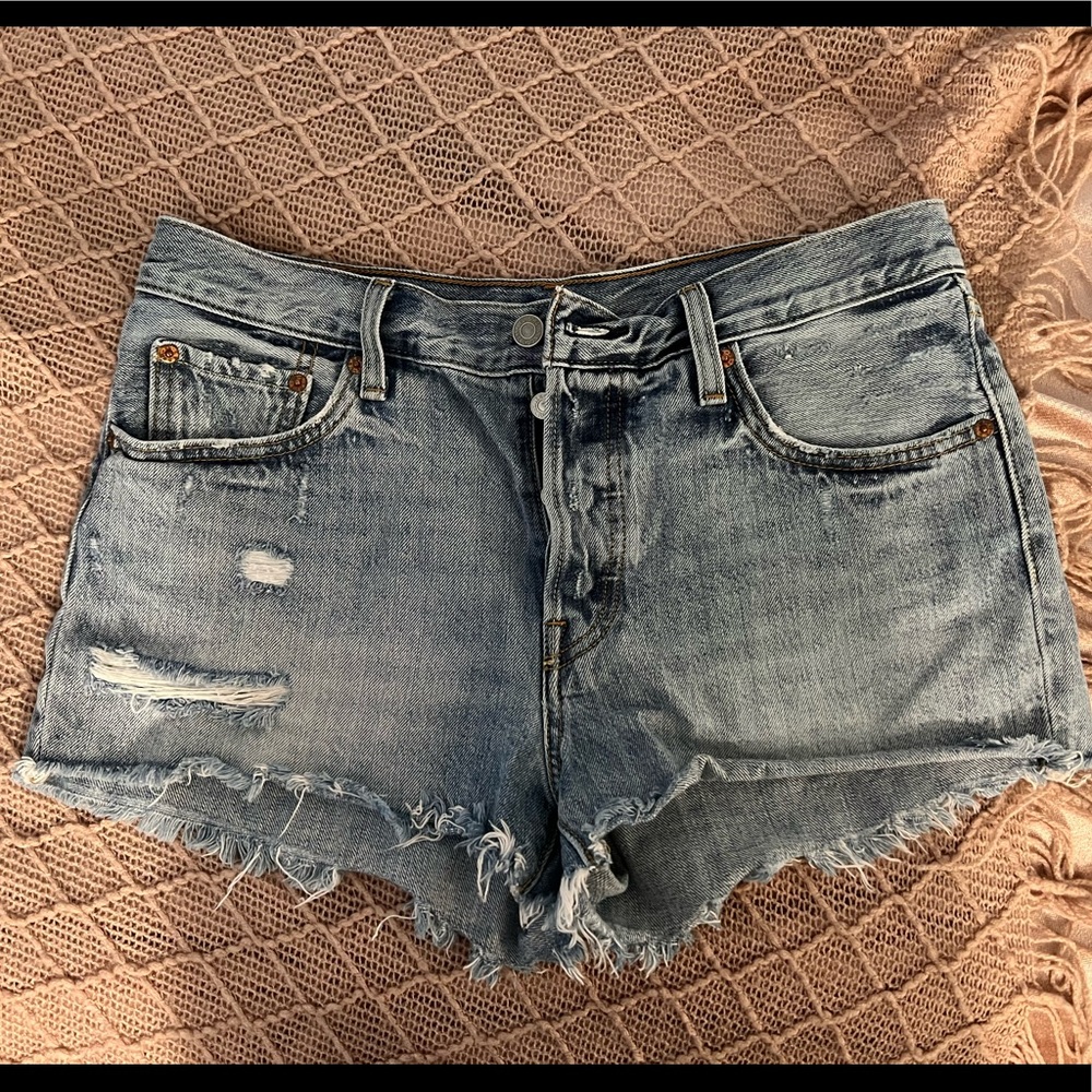 Levi’s original 501 (distressed) mid-rise light colored jean short,button-fly